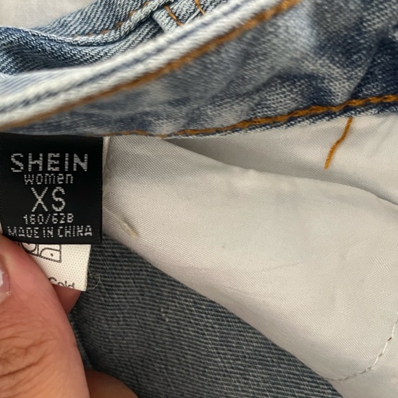 High waisted denim shorts - Picture 2 of 3